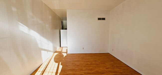 Building Photo - 1311 E San Antonio Ave