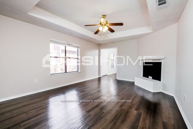 Building Photo - "Welcome Home! Get 1 month FREE RENT when ...
