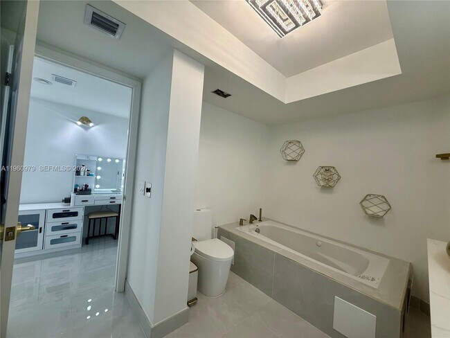 Building Photo - 1000 W Island Blvd