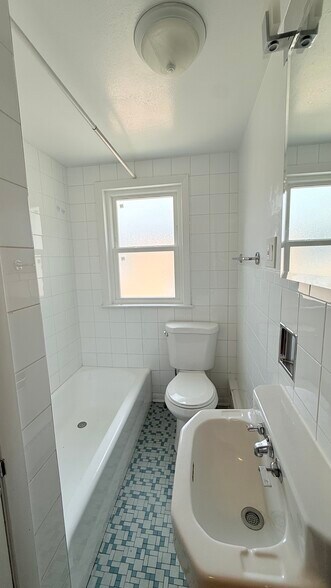 Building Photo - 3030 N Oleander Ave