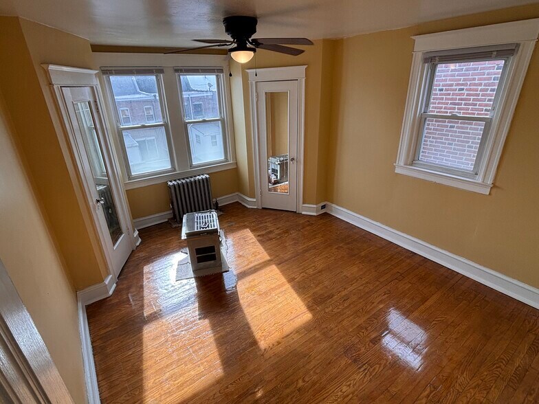 Large rear bedroomMi - 5650 Woodcrest Ave