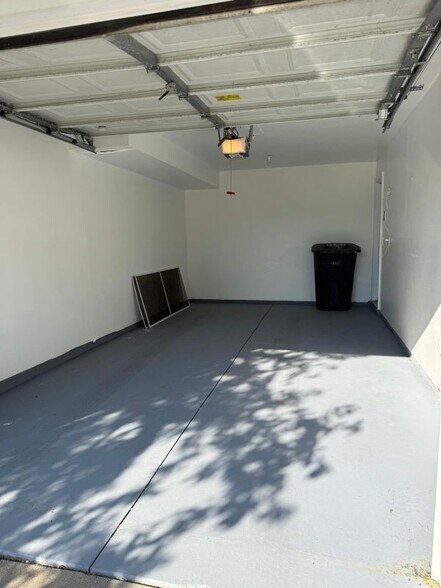 Building Photo - 1372 Village Dr