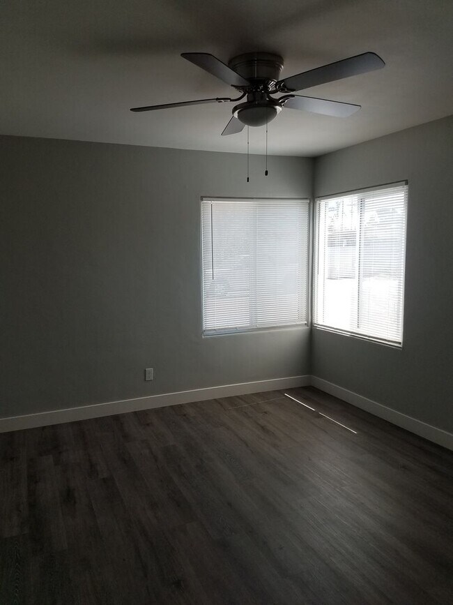 Building Photo - 2-Bed/1-Bath House w/Garage. Walking Distance to Beach