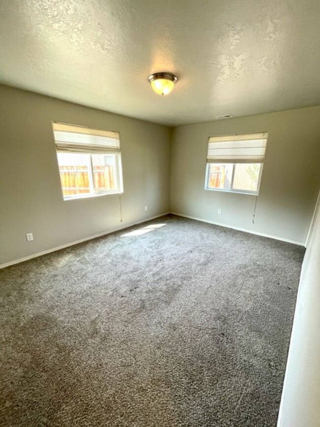 Building Photo - Single level two bedroom home in SE Bend!