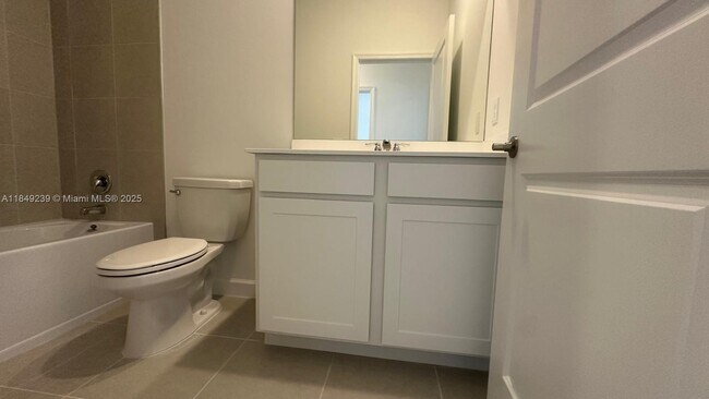 Building Photo - 553 Rivergrass St