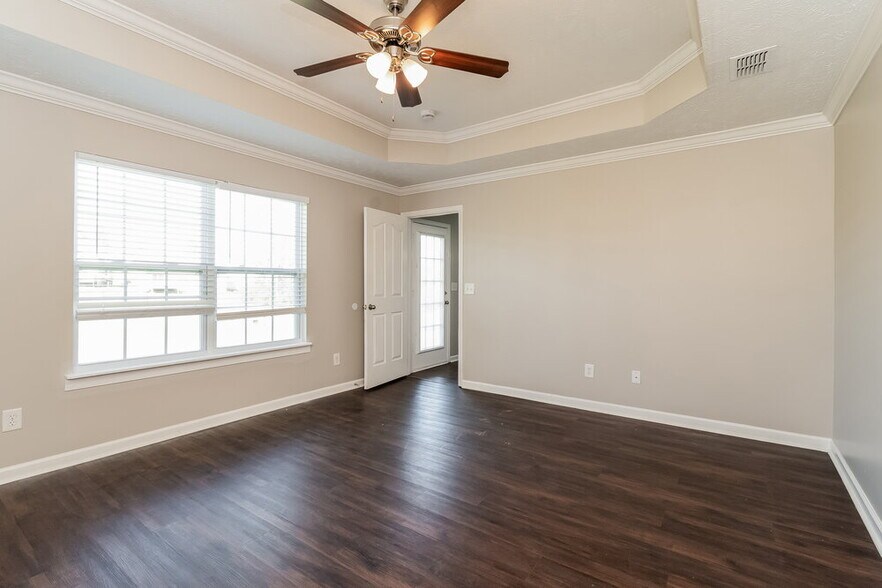 Building Photo - 1025 Lakewalk Dr