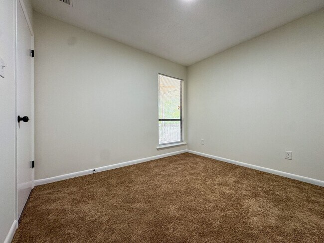 Building Photo - Beautifully Updated 3 Bed 2 Bath Home