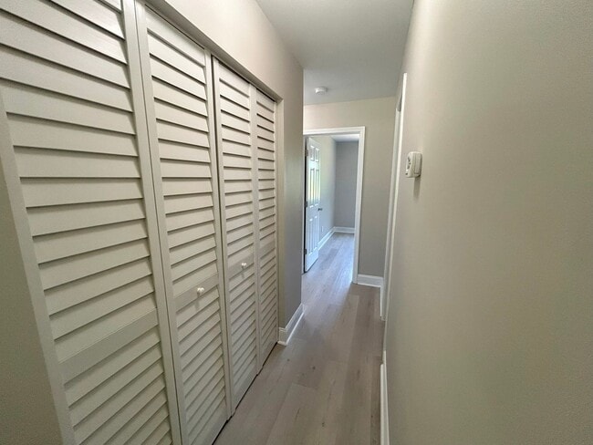 Building Photo - Updated two bedroom condo in Hampstead!