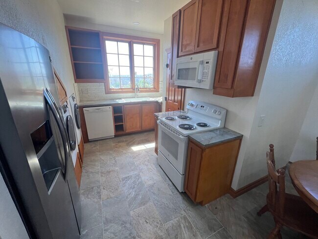 Building Photo - 1328 Chariot Ct
