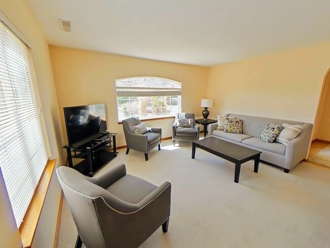 Building Photo - Beautiful Stand Alone Near Golf Course