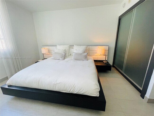 Building Photo - 801 Brickell Key Blvd