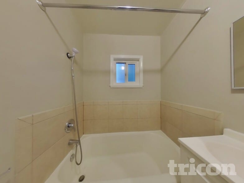 Building Photo - 421 S Abbie St