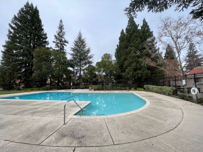 Building Photo - Wonderful 3 bedroom townhome in Main Chance Estates