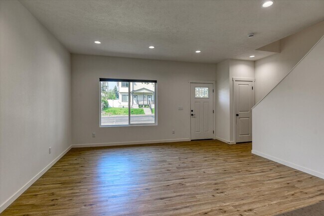 Building Photo - E. 7th Duplex