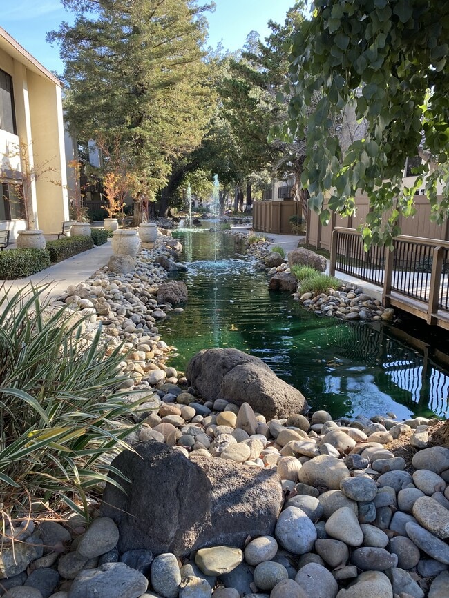 Building Photo - 3701 Colonial Dr