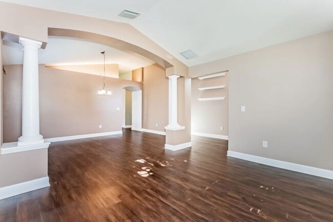 Building Photo - 6935 Runner Oak Dr