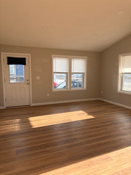 Building Photo - 598 Main St