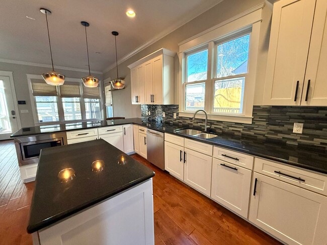 Building Photo - WALK TO 8TH AVE AND 12 SOUTH!  Beautiful 3/2.5 home with garage on 10th Ave S