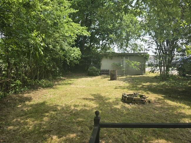 Building Photo - 614 N Military Ave
