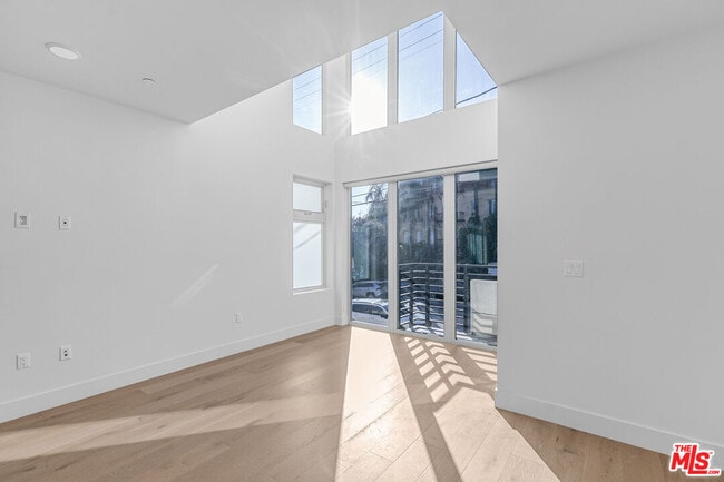 Building Photo - 2000 Beachwood Dr