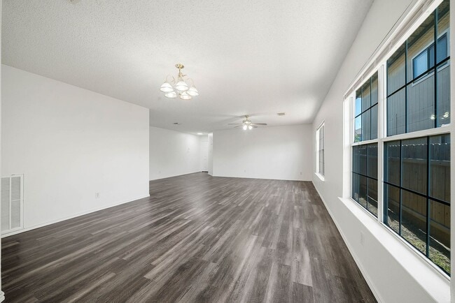 Building Photo - 3 Bedroom and 2 Bathroom located  in Brentfield Subdivision