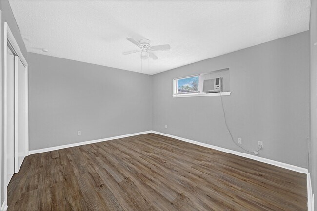 Building Photo - 1200 Carolyn Ct