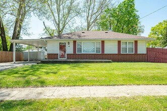 Building Photo - Gorgeous hardwood floors! 3-Bed Home!