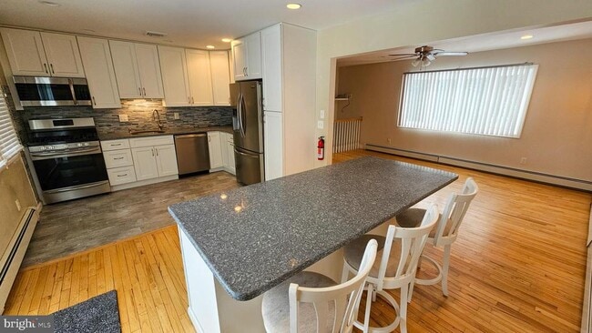 Building Photo - 213 8th St