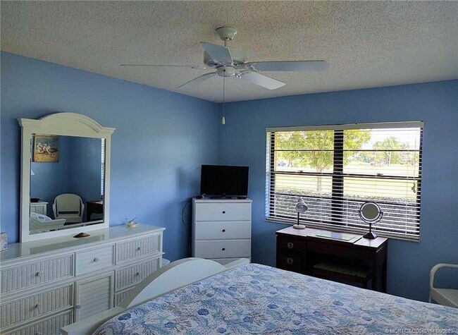 Building Photo - 5211 SE Sea Island Way