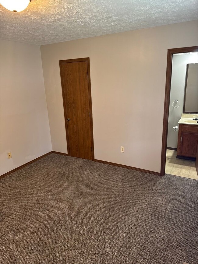 Building Photo - Charming 2 Bedroom Duplex!