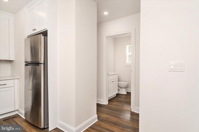 Building Photo - 656 Schiller Ave