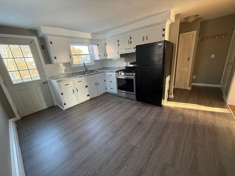 Building Photo - 38 Pine St