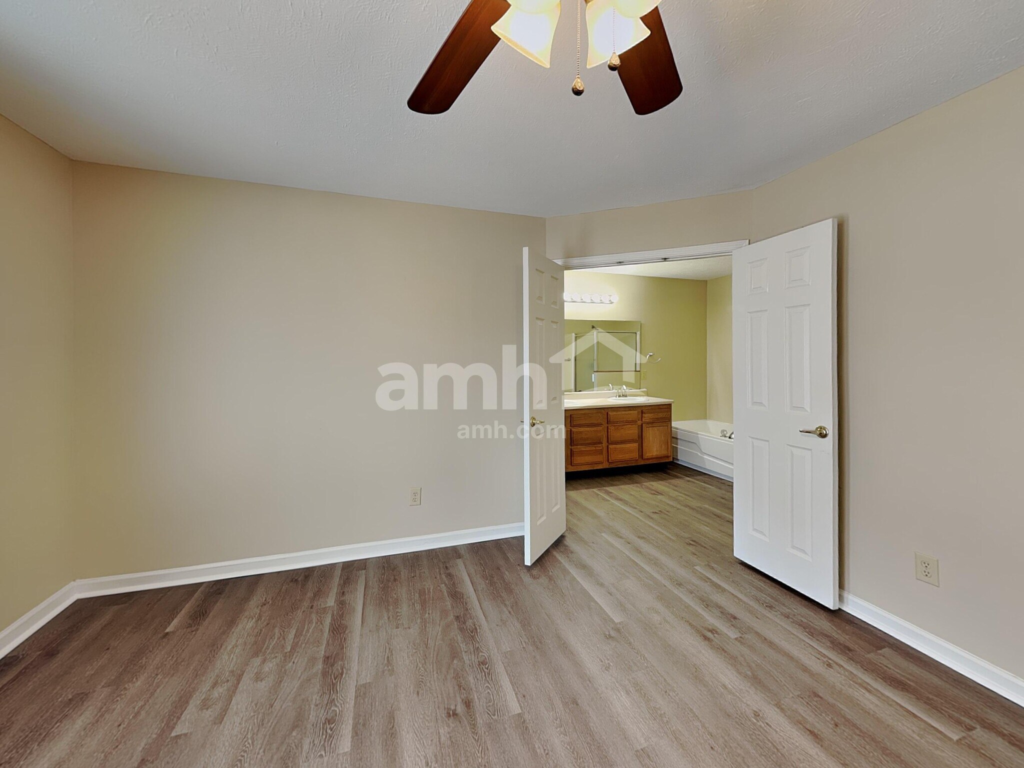 Building Photo - 5943 King Lear Dr
