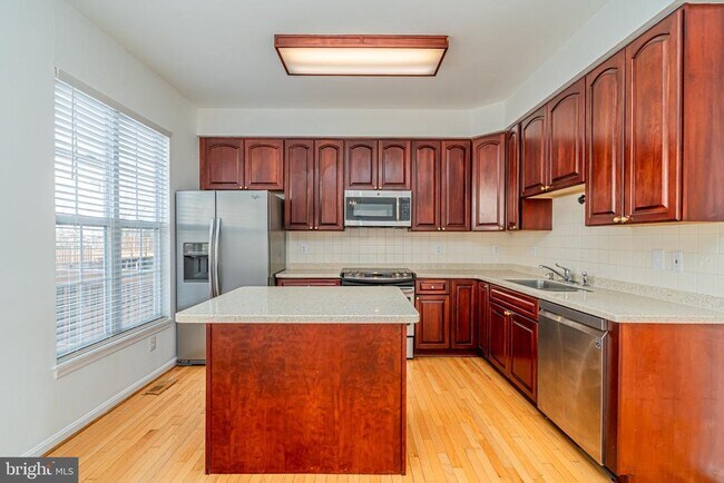 Building Photo - 2507 James Maury Dr