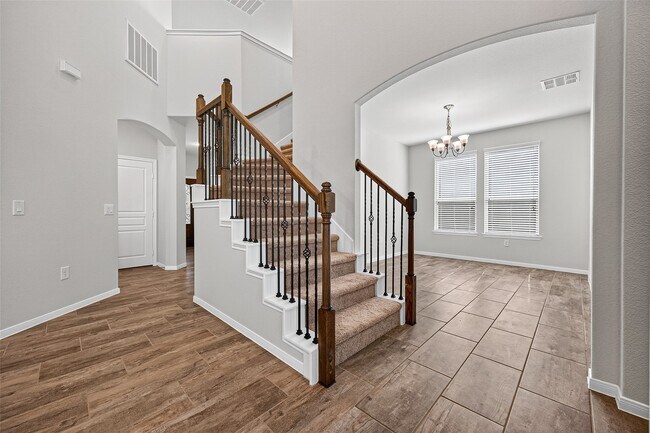 Building Photo - 24603 Royal Pike Dr