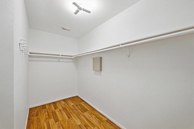 Building Photo - 3402 Fox Ct