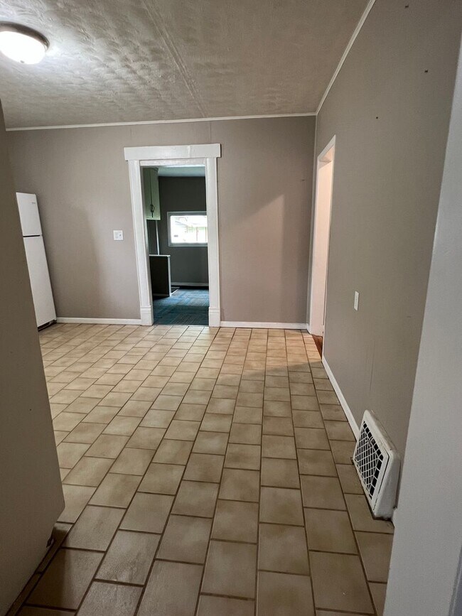 Building Photo - 3 bedroom/1 bathroom house