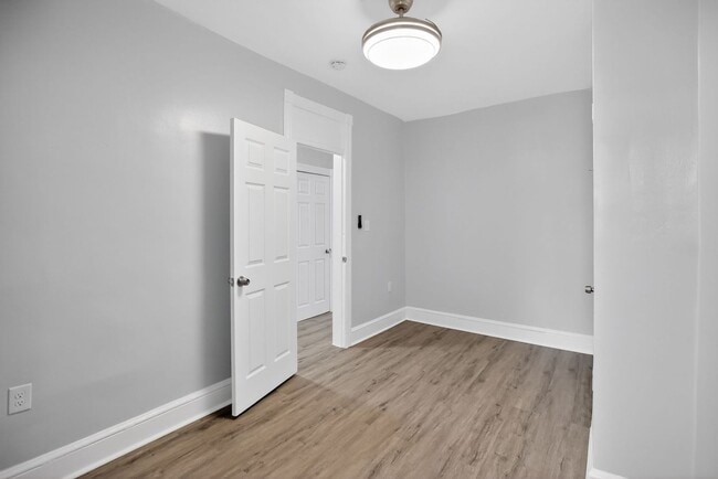 Building Photo - wonderful 3BR 1.5 Bath in the H st Corridor