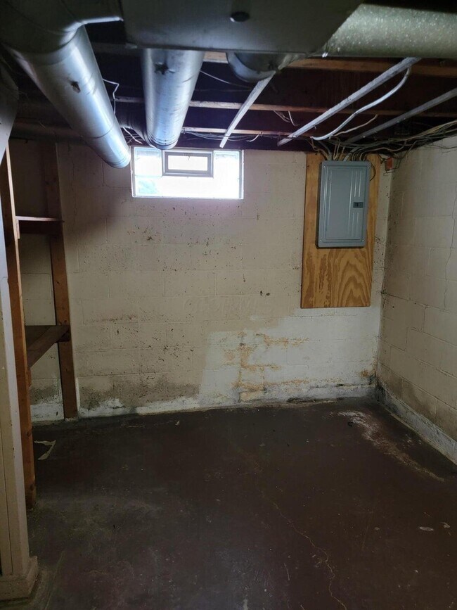 Building Photo - 1358 Pauline Ave
