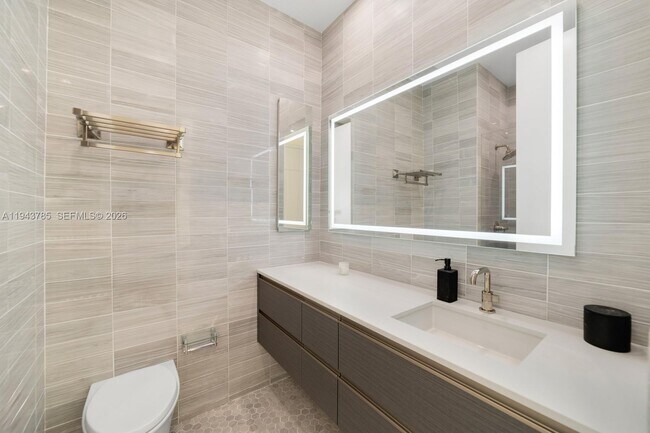 Building Photo - 819 2nd St