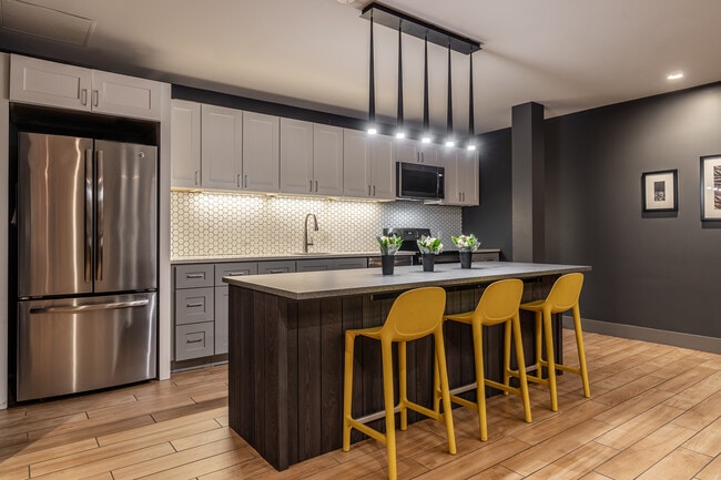 Building Photo - 3931 Pine St