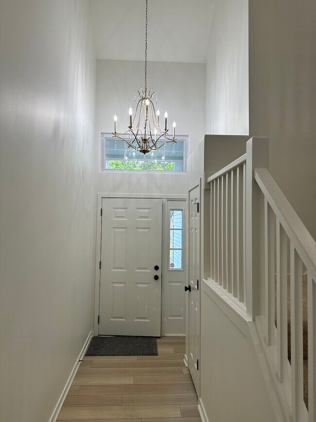 Building Photo - Grandville Condo 3 Bedroom and 2.5 Bathrooms