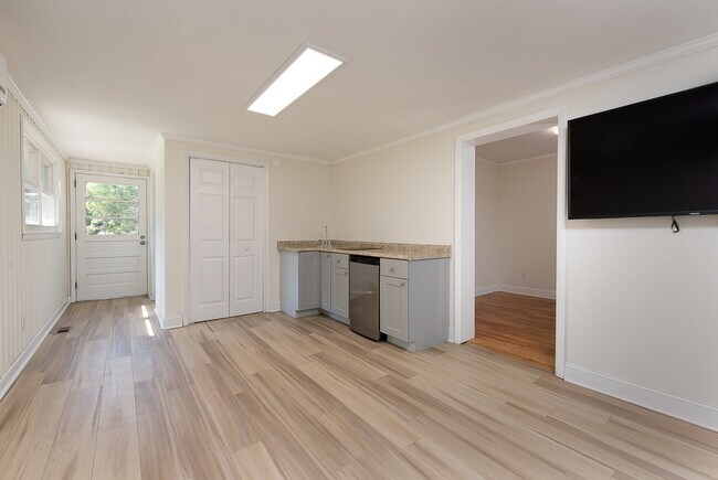 Building Photo - Walking Distance to UNCW