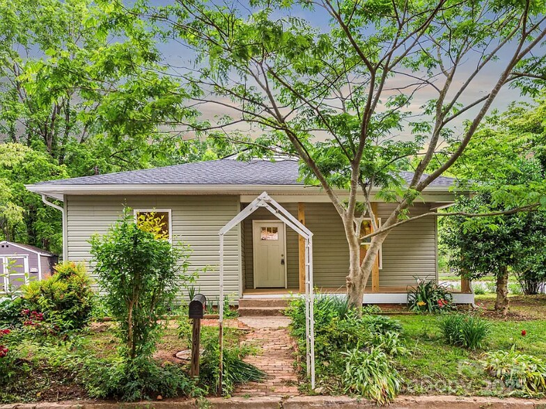 Primary Photo - 123 Edwards Ave