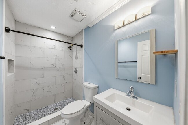 Building Photo - 310 Crescentview Ct