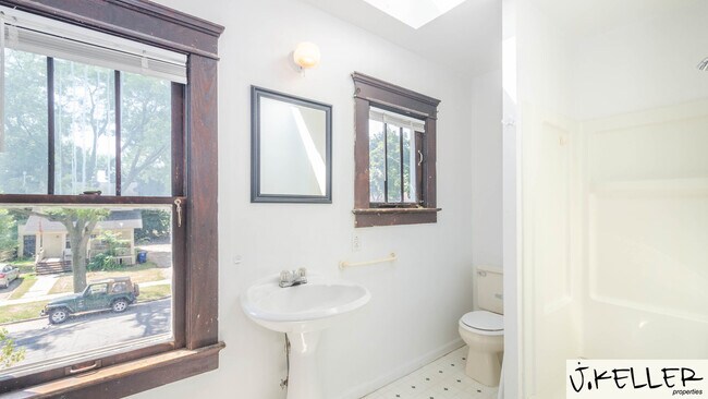 Building Photo - 931 Dewey Ave