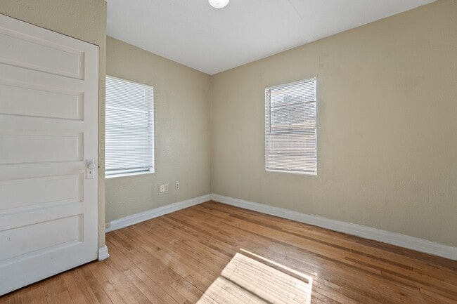 Building Photo - Great 2 bed 1 bath near Texas Tech and the Medical District now available.