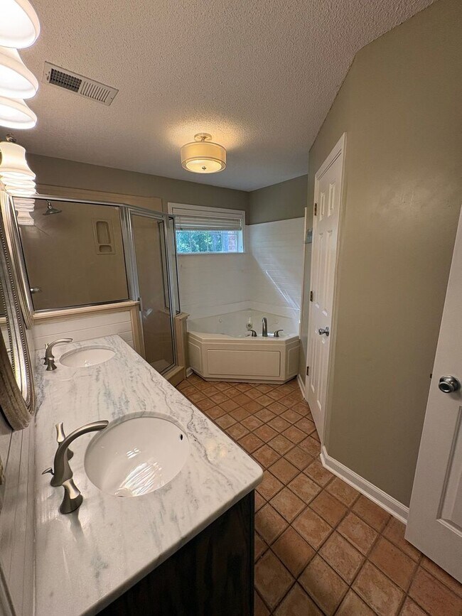 Building Photo - Spacious and well-maintained home located in the heart of Arlington!
