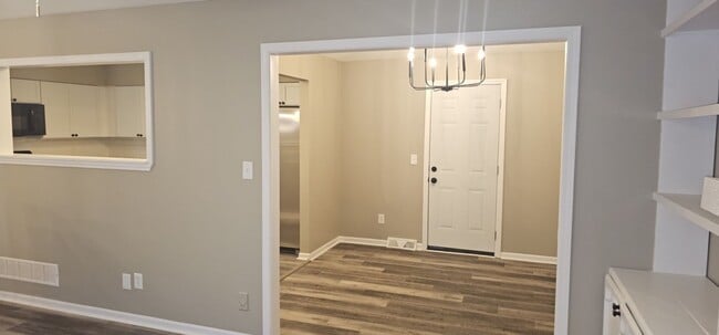 Building Photo - Move in special - Newly Renovated SF in North KC