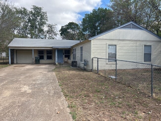 Building Photo - 1807 Poage Ave